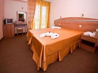 Отель Hotel Zeus Поморие Двухместный номер эконом-класса с 1 кроватью или 2 отдельными кроватями-2